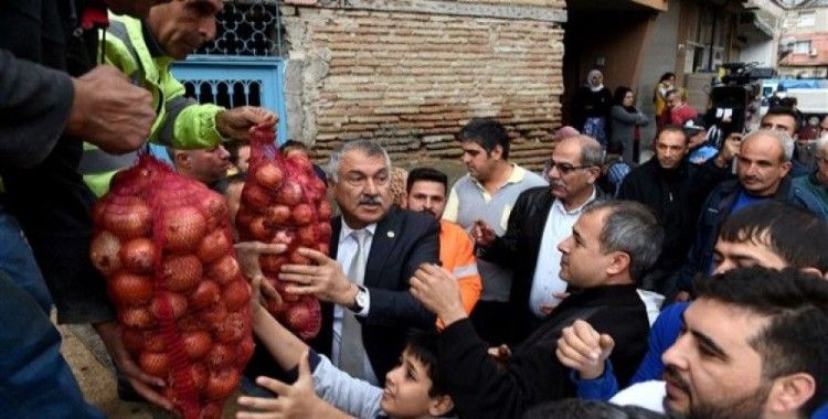 Adana'da dar gelirli ailelere 10 ton soğan dağıtıldı