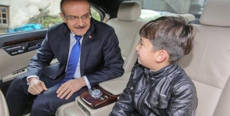 Vali Yavuz, 10 yaşındaki çocuğun 'cuma namazı' isteğini kırmadı