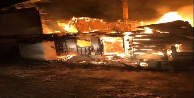 Koyulhisar'da yangın, 7 ev kullanılamaz hale geldi