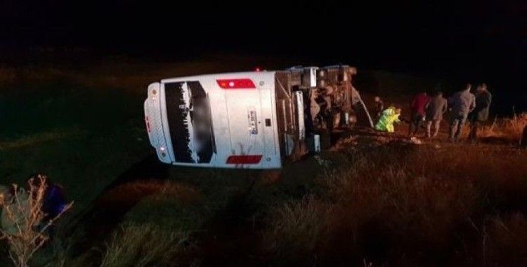​Ağrı'da yolcu otobüsü şarampole devrildi, 19 yaralı
