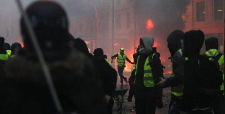 Fransa'daki olaylara 'kaos' ve 'gerilla savaşı' benzetmesi