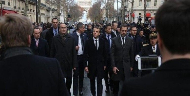 Macron Paris'teki protesto alanını ziyaret etti