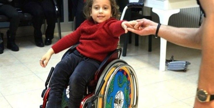 Tekerlekli sandalyede dans ederek mutluluğu yakaladı