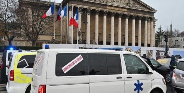 Paris'te Ulusal Meclisin önünde ambulans yakıldı