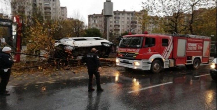 Esenyurt'ta servis minibüsü ağaca çarpıp, devrildi, 14 yaralı