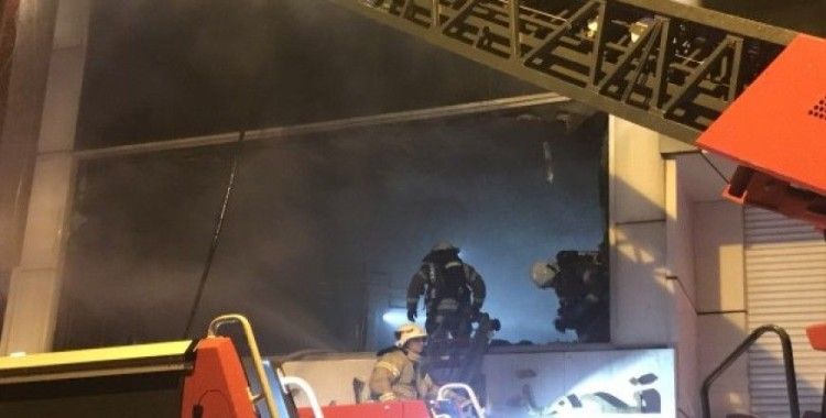 Zeytinburnu'nda 5 katlı bir iş yerinde yangın