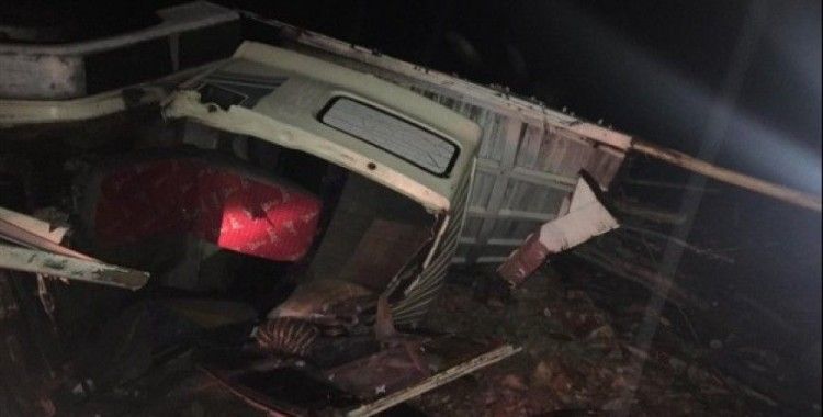 Odun yüklü kamyon yan yattı, 4 kişi yaralandı
