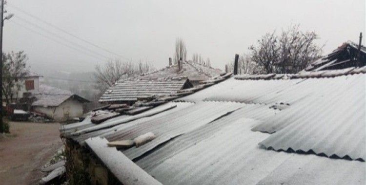 Kepsut'ta kar yağışı başladı