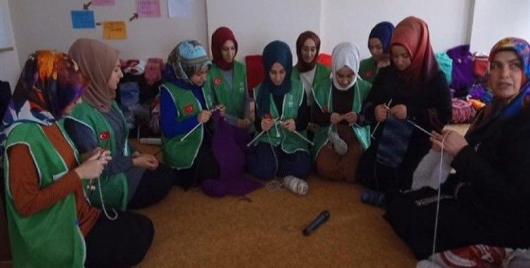Elazığ'da kadınlar, yetim ve mülteciler için örüyor