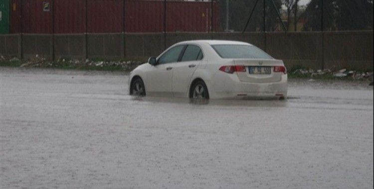 Mersin'de yağmur etkili olmaya devam ediyor