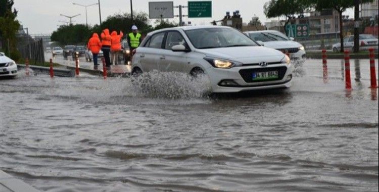 Adana'da yağmur yolları göle çevirdi