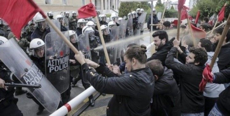 Atina’da protestocular polisle çatıştı