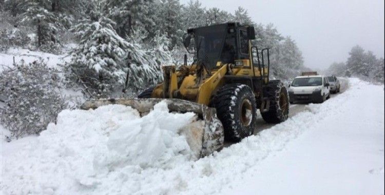 Karacasu'da yoğun kar yağışı etkili oldu