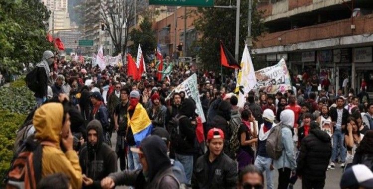 Kolombiya'da binlerce öğrenci sokağa çıktı
