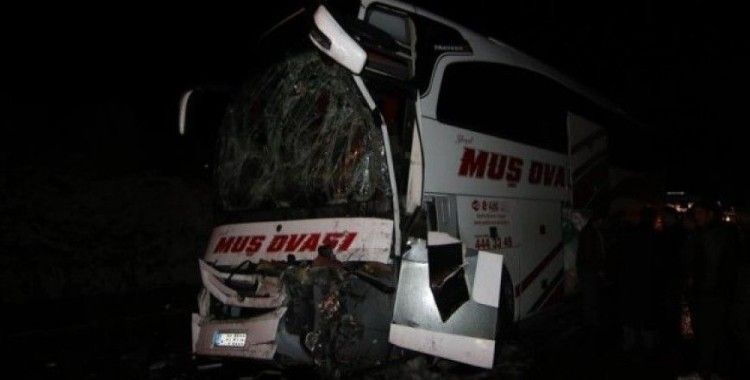 Bingöl'de yolcu otobüsü kamyona çarptı, 9 yaralı