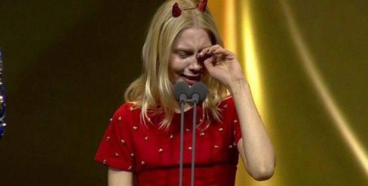 Aleyna Tilki ödül alırken gözyaşlarını tutamadı