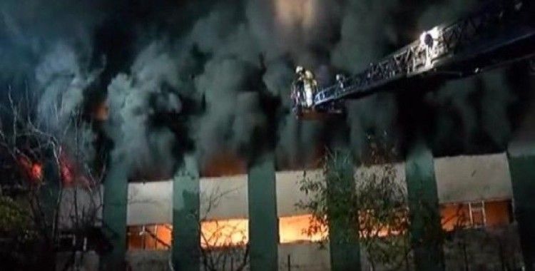 Maltepe'de plastik fabrikası alev alev yandı