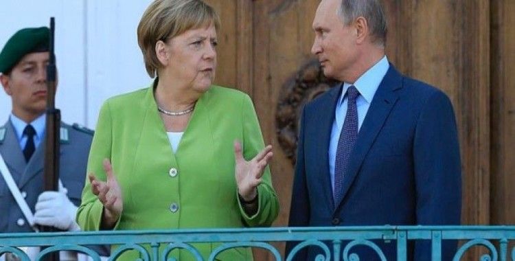 Putin ile Merkel telefonda görüştü