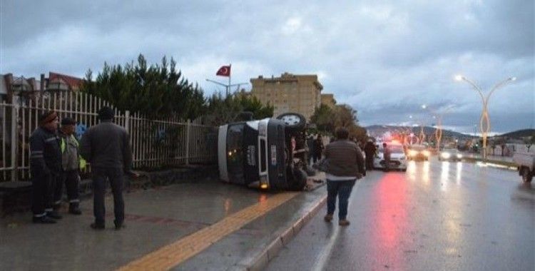 ​İzmir'de işçi servisi devrildi, 4 yaralı