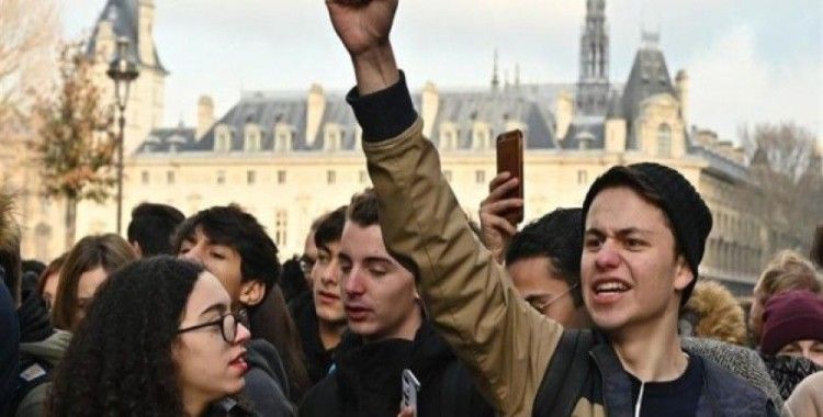 Fransa'da lise öğrencilerinden 'kara salı' eylemi