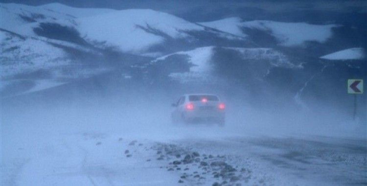 Ardahan'da ulaşıma kar ve tipi engeli