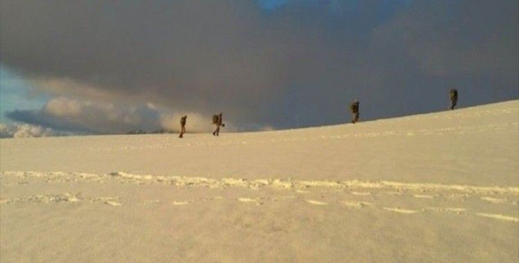 Mehmetçik karla kaplı dağlarda operasyonlarını sürdürüyor