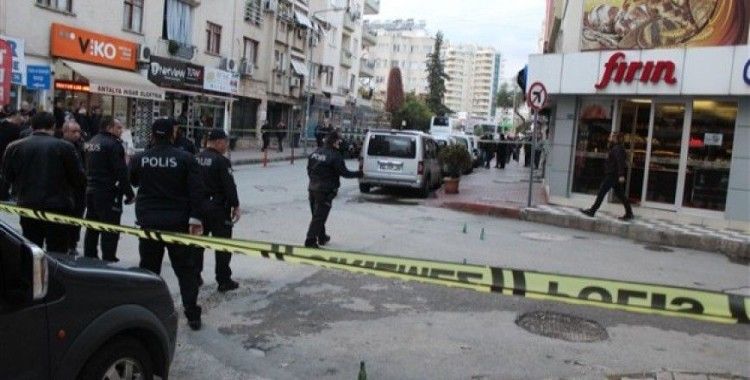Antalya'da silahlı ve sopalı kavga, 2 yaralı