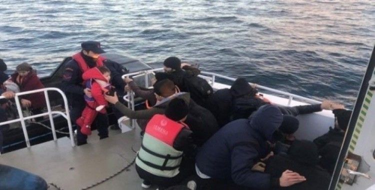 Tekneleri sürüklenen mültecileri sahil güvenlik kurtardı