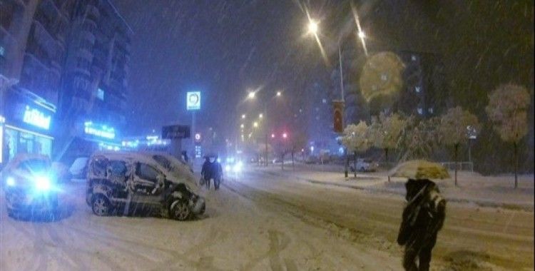 Bitlis'te 76 köy yolu ulaşıma kapandı