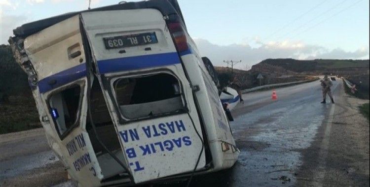Hatay'da ambulans devrildi, 2 yaralı