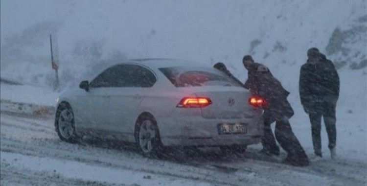 Tokat'ta kar etkili oldu, araçlar yolda kaldı