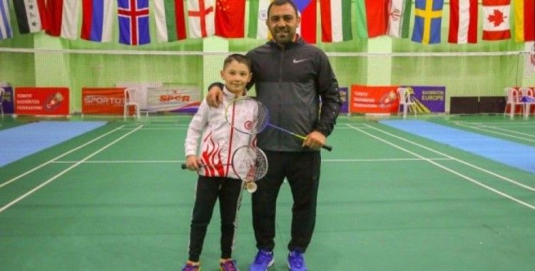 Hamza Yerlikaya, badmintoncularla antrenman yaptı