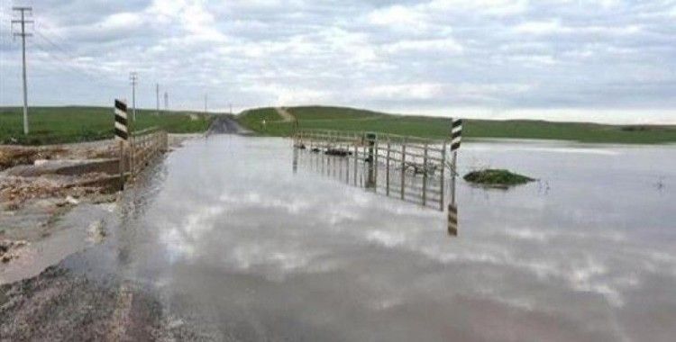 ​Şanlıurfa'da sağanak nedeniyle köprü ulaşıma kapandı
