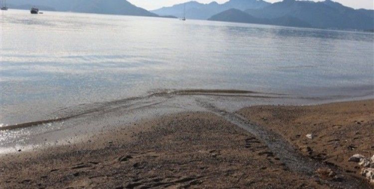 Marmaris'te denizin çekilmesi deprem endişesine neden oldu