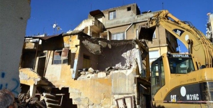 Akdeniz'de metruk binalar yıkılıyor