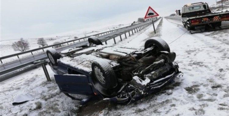 Kar yağışı trafik kazasına neden oldu