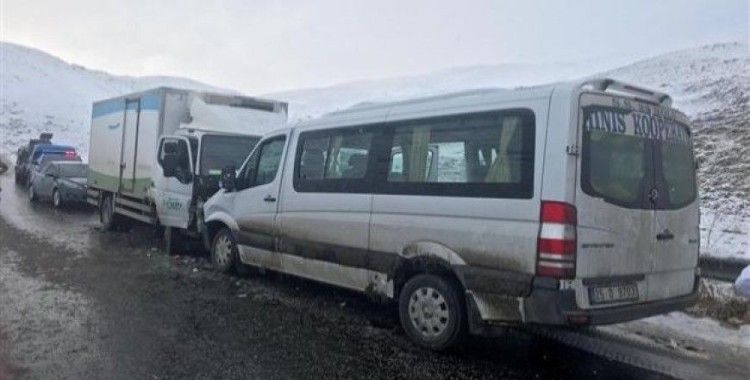 ​Erzurum'da kamyonet ile minibüs çarpıştı, 8 yaralı