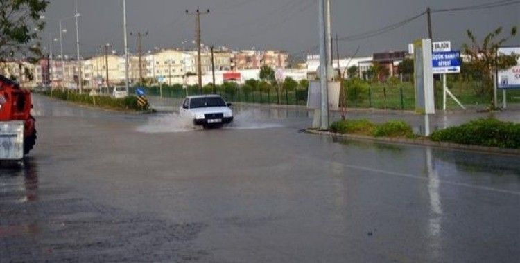 Didim'de şiddetli yağış yaşamı felç etti