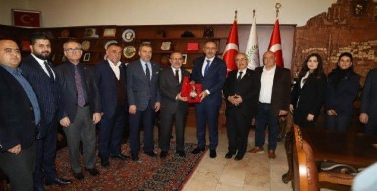 Kızılay merkez yöneticileri Belediye Başkanı Seçen’i ziyaret etti