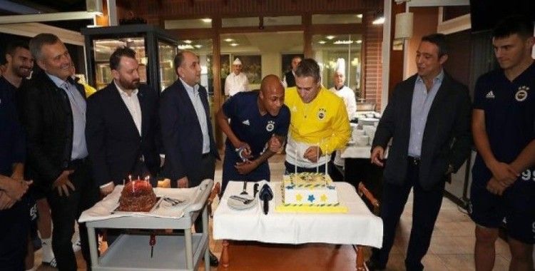 ​Fenerbahçe'de Yanal ve Ayew'e doğum günü kutlaması