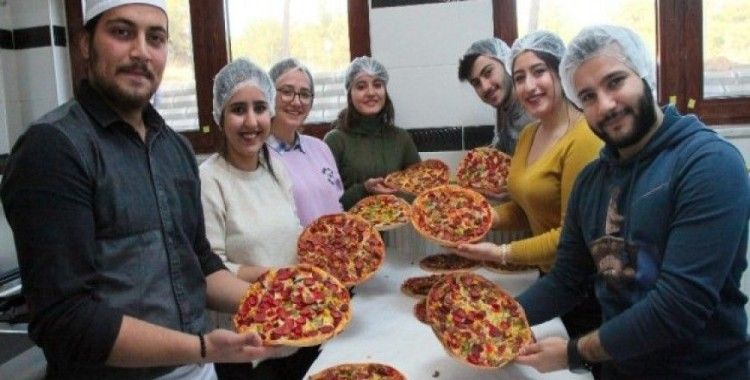 GAÜN’lü öğrenciler ilkokul öğrencilerine pizza yaptı