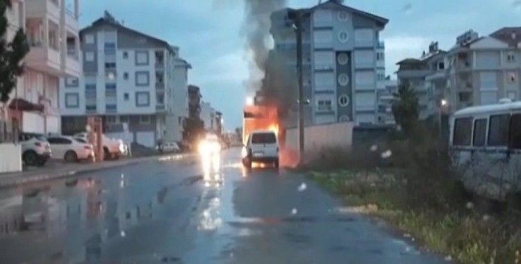 Manavgat'ta park halindeki araç yandı
