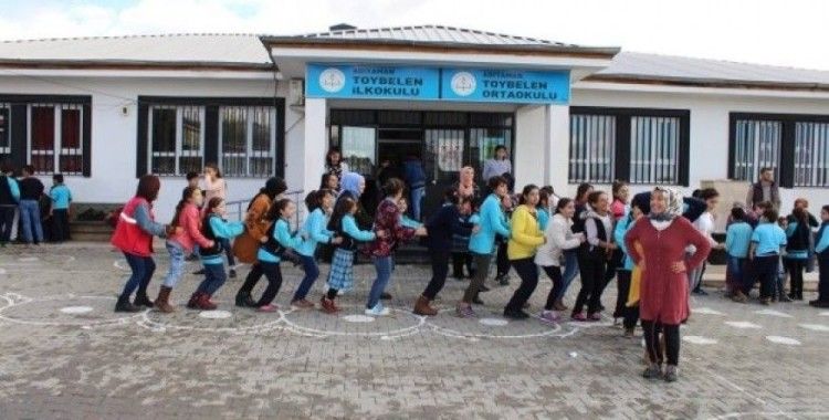 Köy okullarındaki öğrenciler gönüllü gençlerle eğleniyor