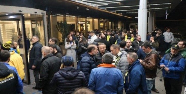 Tribünden düşen Fenerbahçeli için taraftarlar hastaneye akın etti
