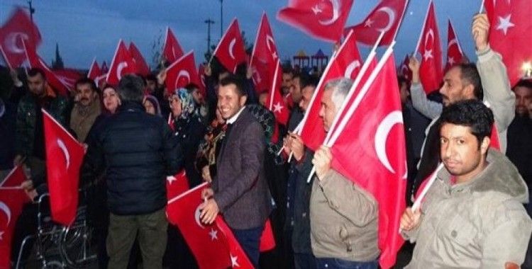 ​Sınırın sıfır noktasında Mehmetçiğe Türk bayraklı destek