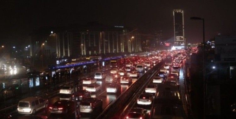 İstanbul E-5'te trafik yoğunluğu yüzde 80'lere ulaştı