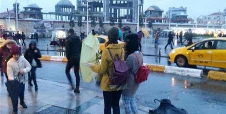 Taksim'de yağmur ve rüzgar vatandaşlar zor anlar yaşattı