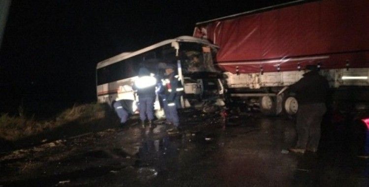 Çanakkale’de öğrenci servisi ile kamyon çarpıştı, 15 yaralı