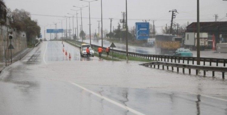 Sağanak yağış D-100 karayolunda ulaşımı olumsuz etkiliyor