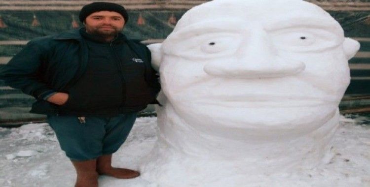 Kardan Shrek heykeli yapan adamın hedefi 3 odalı ev yapmak